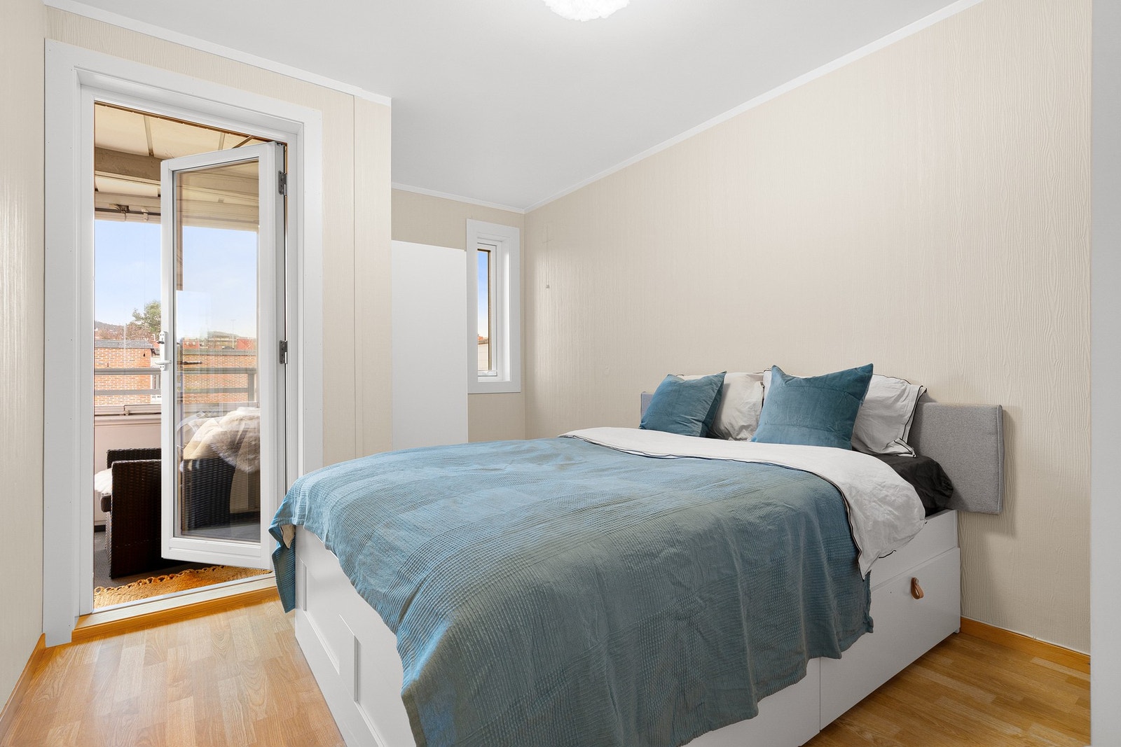 Fra rommet har du egen utgang til den innglassede balkongen. Galleribilde