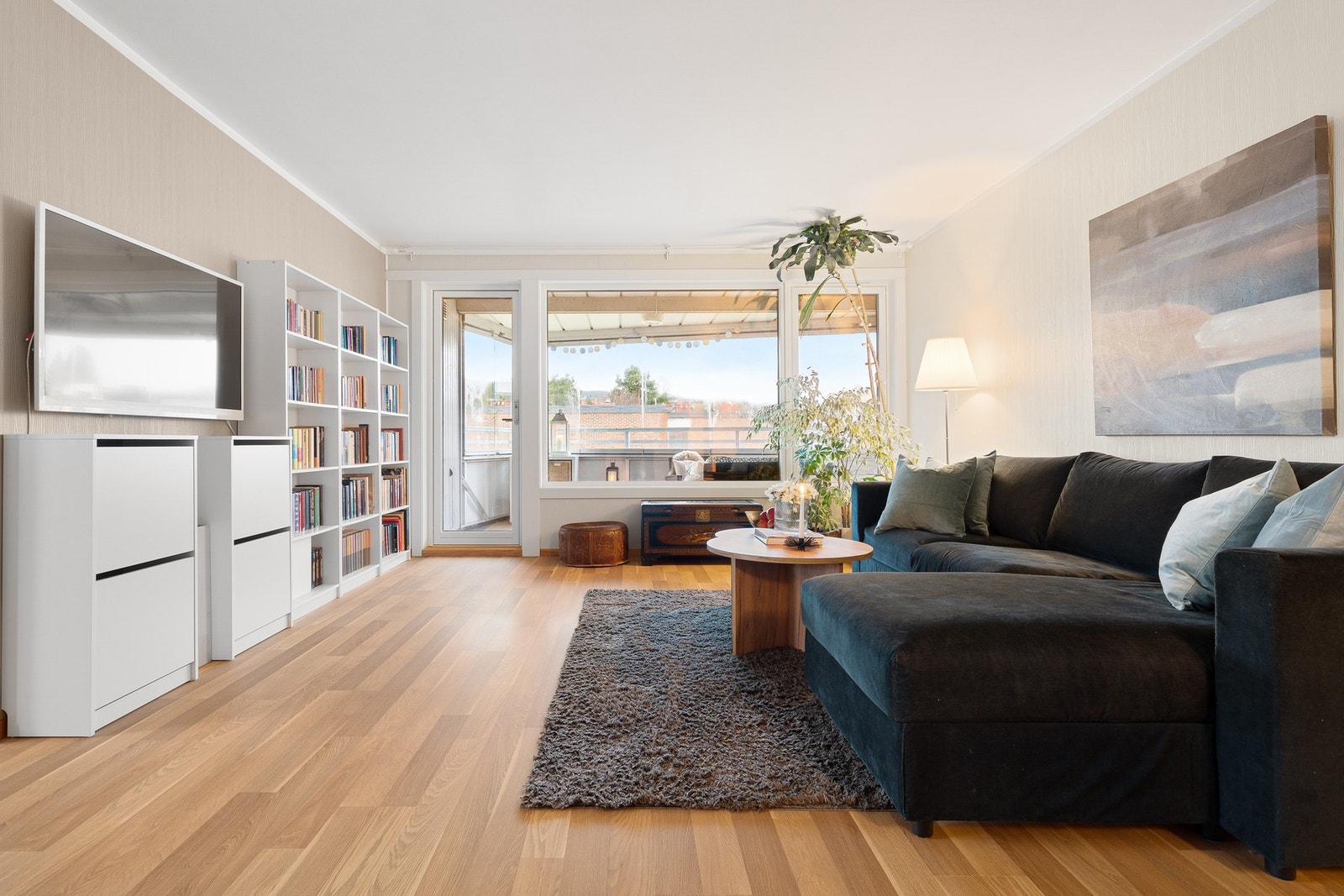 De store vindusflatene på flere sider gir et godt lysinnslipp, og sammen med beliggenhet i øverste etasje bidrar dette til en lett og luftig atmosfære. Galleribilde