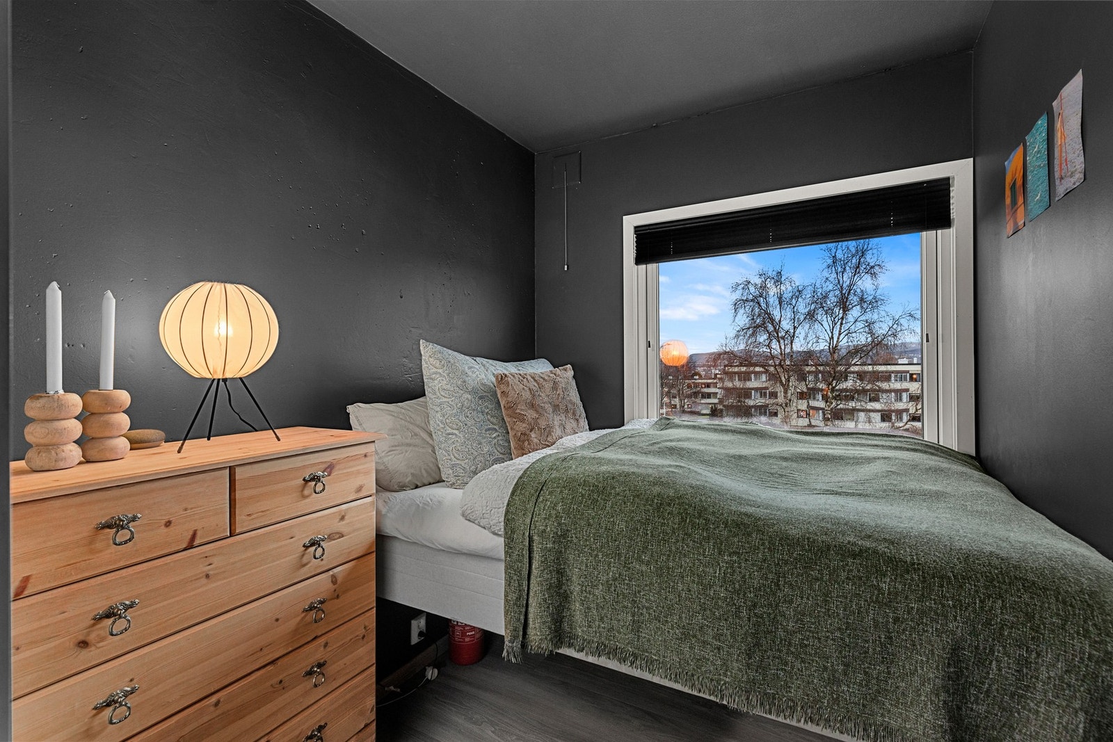 Del av stue er delt av med vegg og rommet benyttes i dag som soverom. Galleribilde