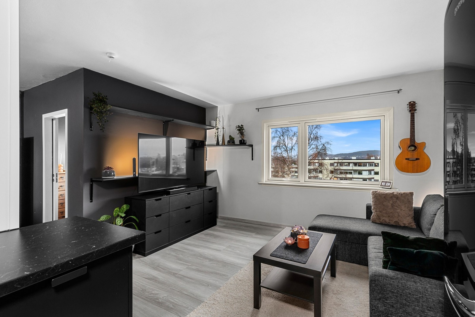 EiendomsMegler 1 v/ Frank Robert Bae har gleden av å presentere en flott leilighet beliggende i 3. etasje på populære beliggenhet på
Byåsen! Galleribilde