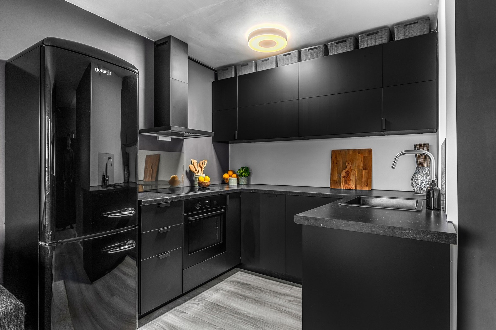 Kjøkkenet er nyoppusset i 2024 og fremstår svært tiltalende. Godt med skap- og benkeplass. Opplegg for både oppvaskmaskin og vaskemaskin. Galleribilde