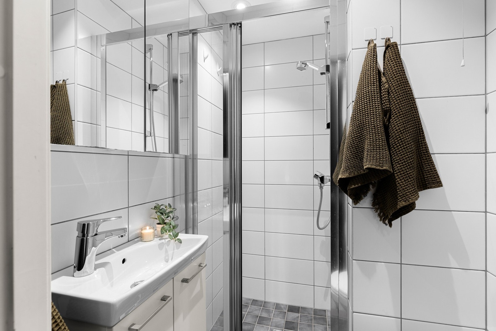 Flislagt bad fra 2017 med gulvvarme. Galleribilde