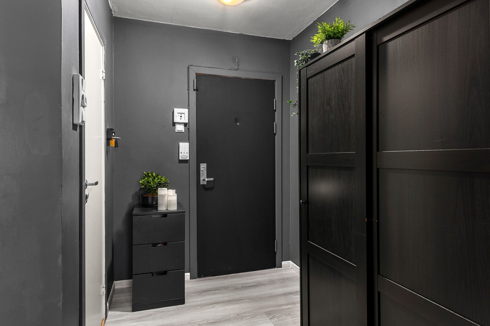 Innbydende gang med plass til garderobeløsning. Galleribilde