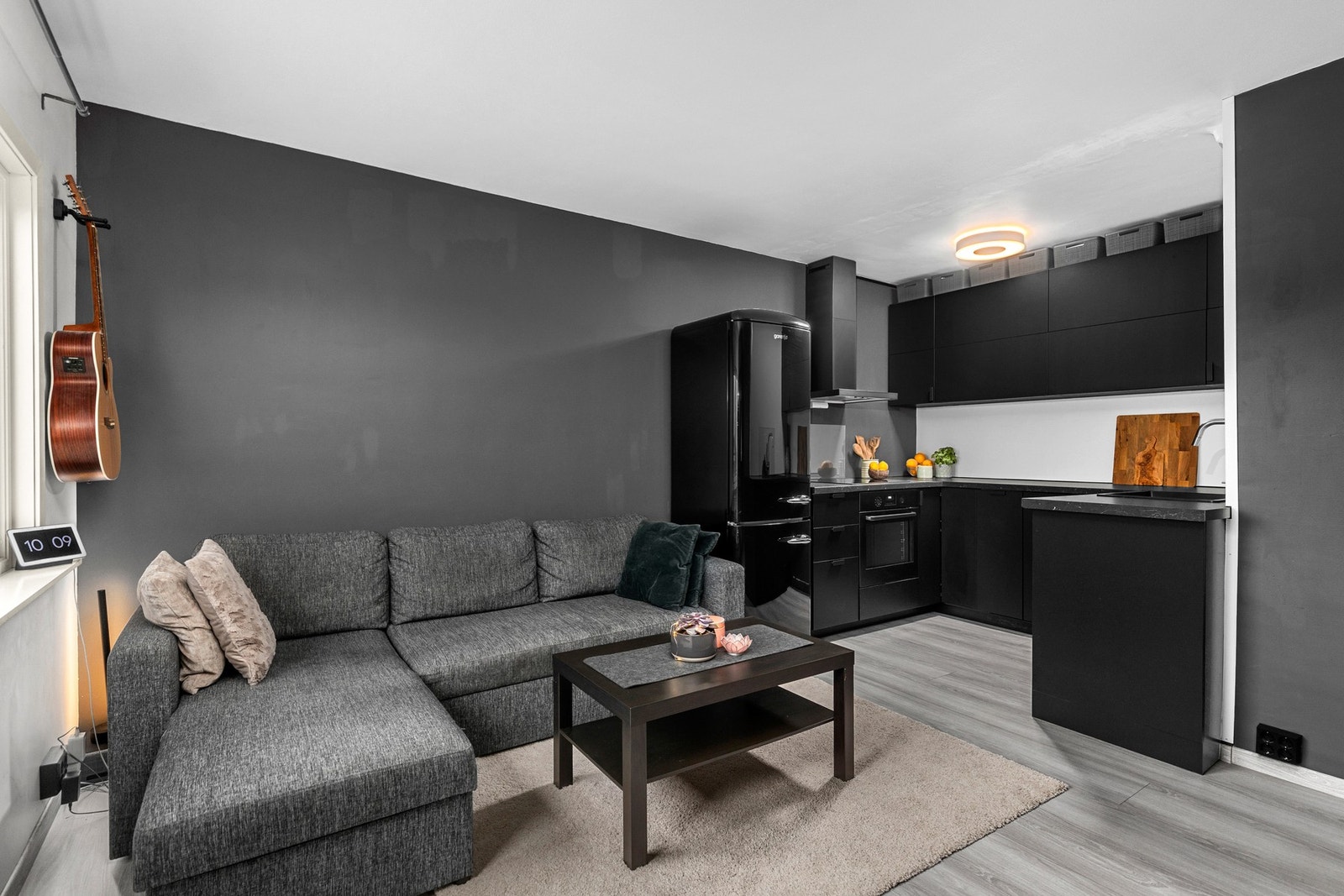 Her får du en arealeffektiv planløsning som inneholder stue/kjøkken, soverom, bad og entré/gang, i tillegg til to eksterne
boder. Galleribilde