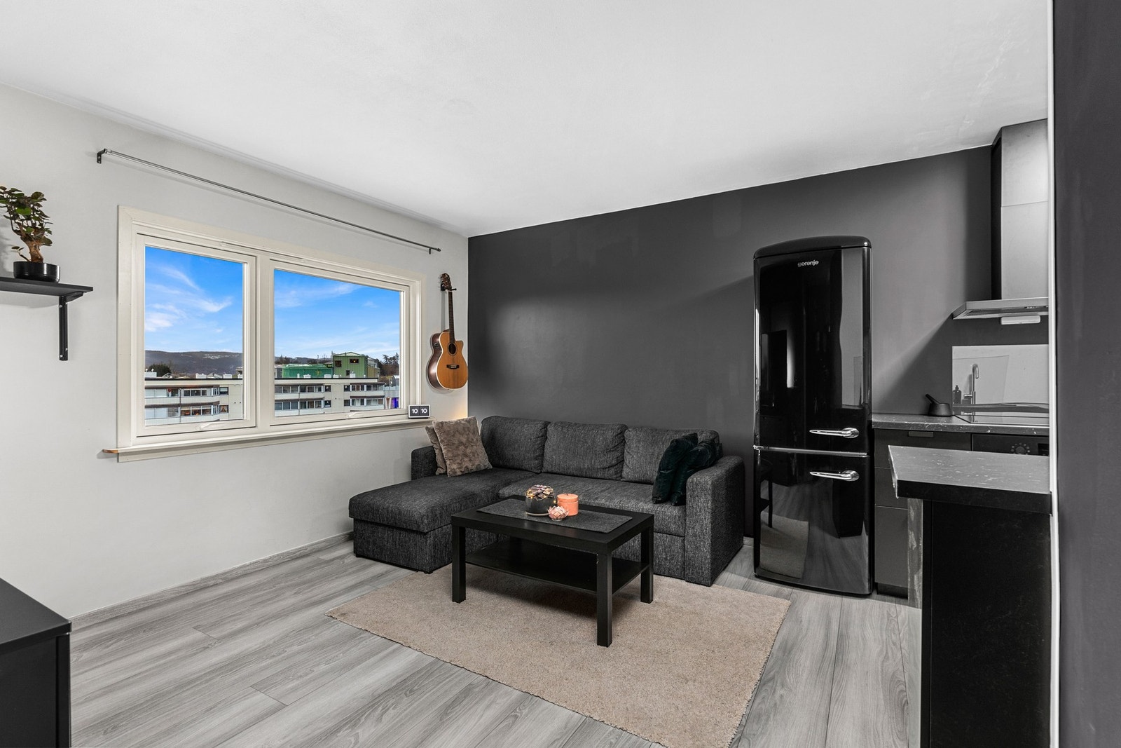 Leiligheten har de siste år vært gjenstand for vesentlige oppgraderinger, og holder som følge av dette en gjennomgående moderne
standard. Galleribilde