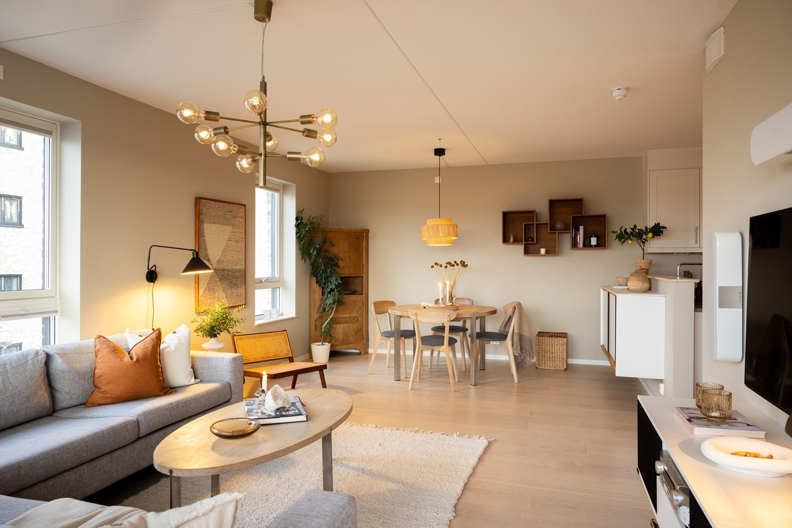 Planløsningen åpner opp for god plass til sofagruppe, TV-møbler og spisebord med tilhørende stoler. Galleribilde