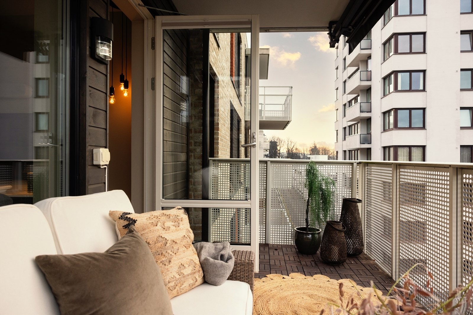 Fra stuen er det utgang til en vestvendt balkong. Galleribilde