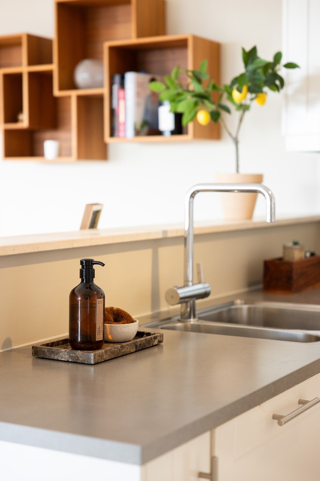 Kjøkkeninnredningen består av profilerte fronter og benkeplate av laminat med belysning over benkeplaten. Galleribilde