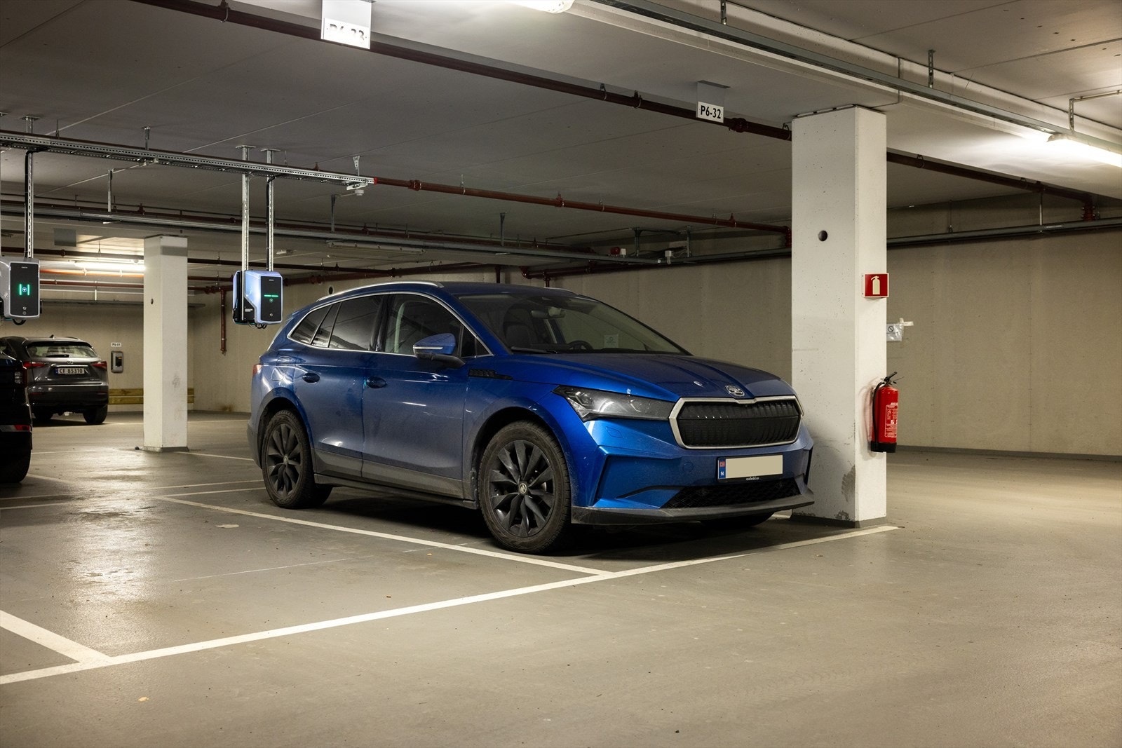 Det medfølger en garasjeplass med elbillader i et lukket og oppvarmet garasjeanlegg. Her er det også romslig sykkelparkering og eget område for parkering av barnevogner. Galleribilde