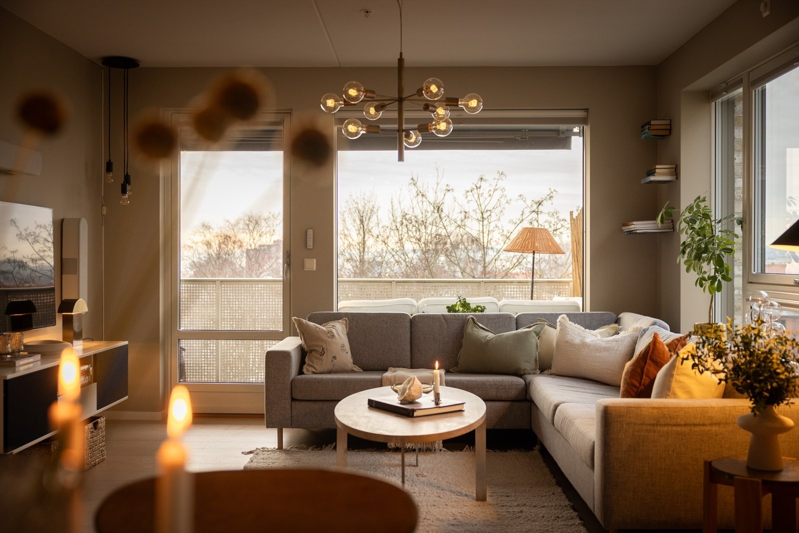 Gulvet er belagt med flott en-stavs parkett, og overflatene er malt i delikate og lyse fargetoner. Galleribilde