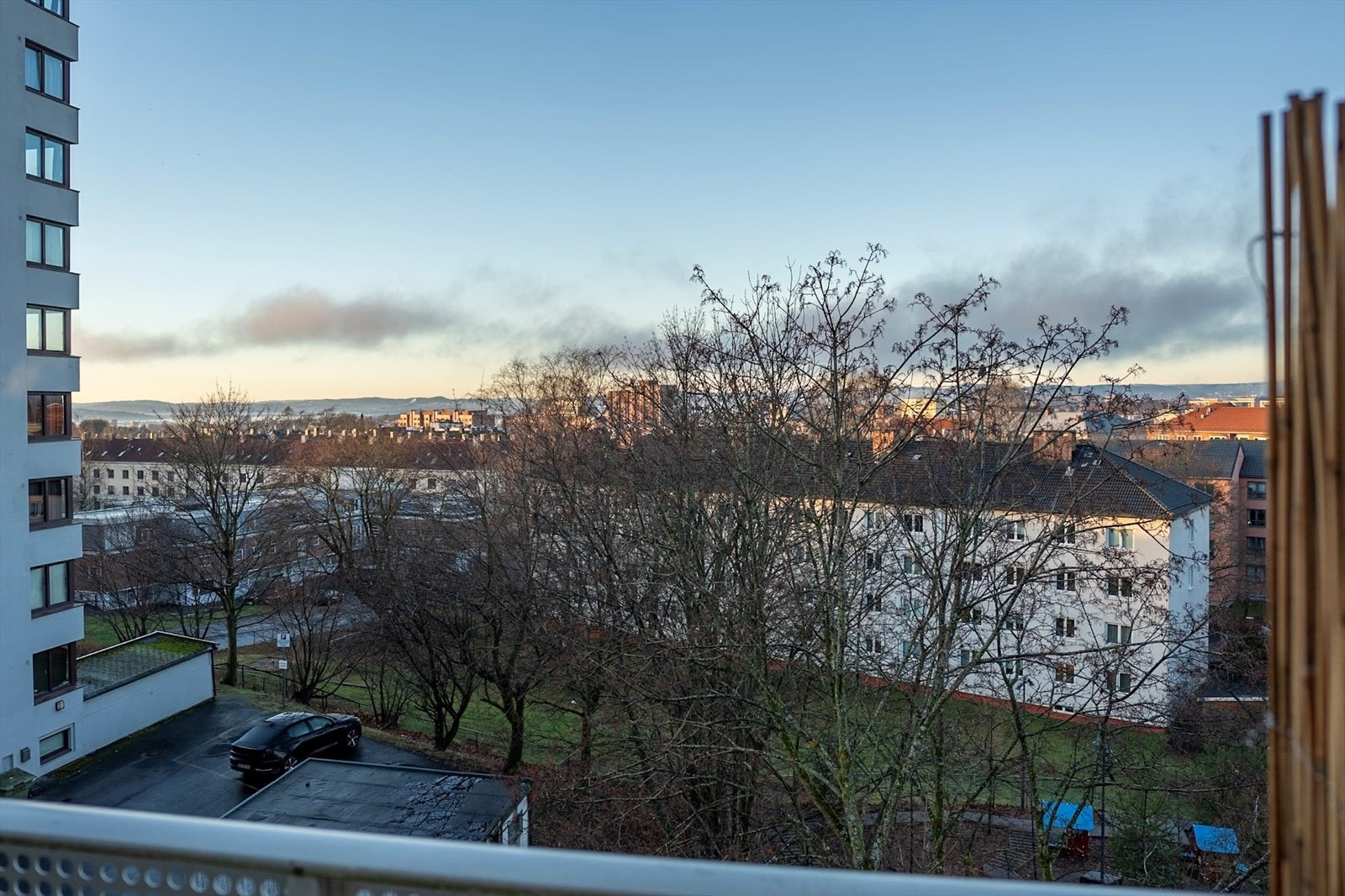 Selgers bilde: Flott og luftig utsikt mot byen tak. Galleribilde