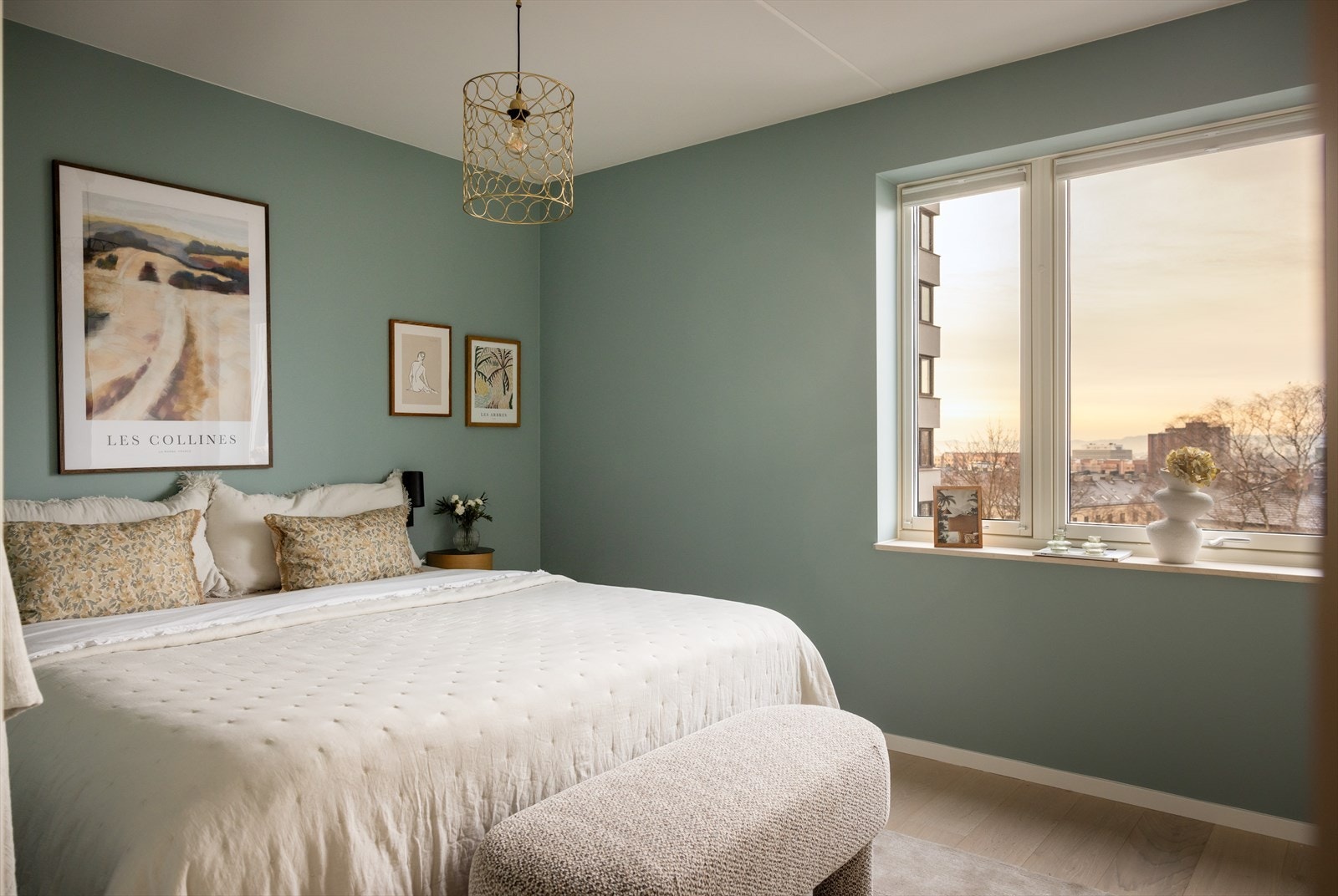 Hovedsoverommet er av god størrelse med plass til dobbeltseng, nattbord og tilhørende møbler. Galleribilde