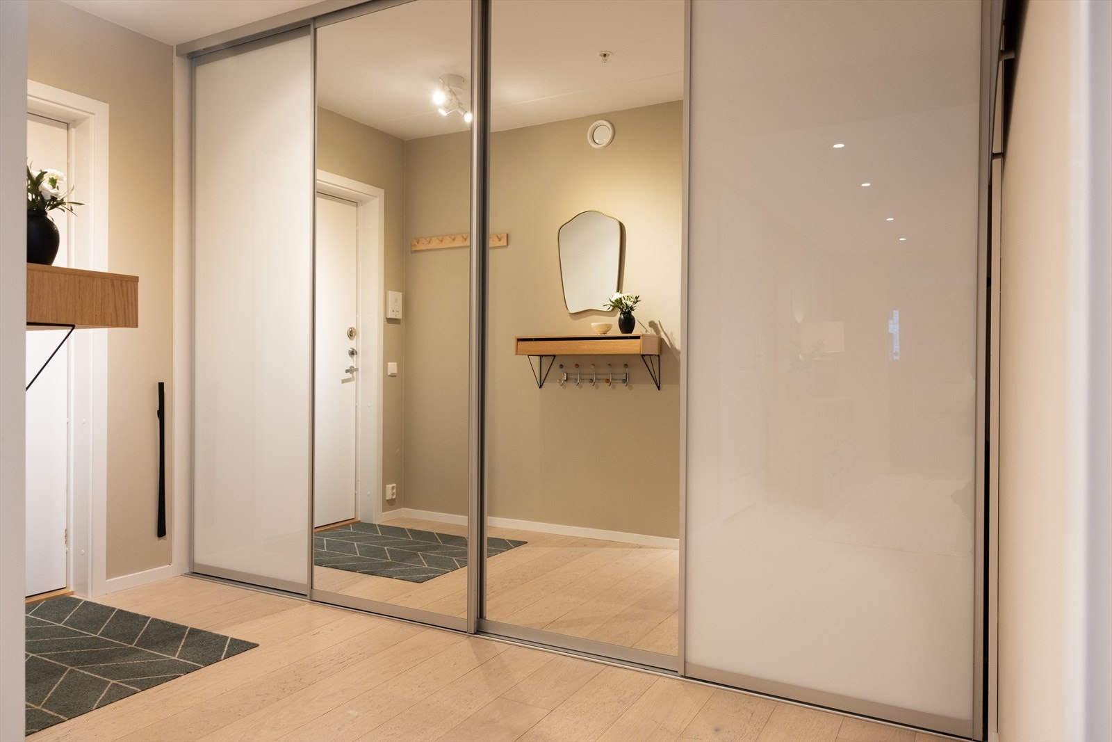 Leiligheten har en romslig entré med praktisk skyvedørsgarderobe. Galleribilde