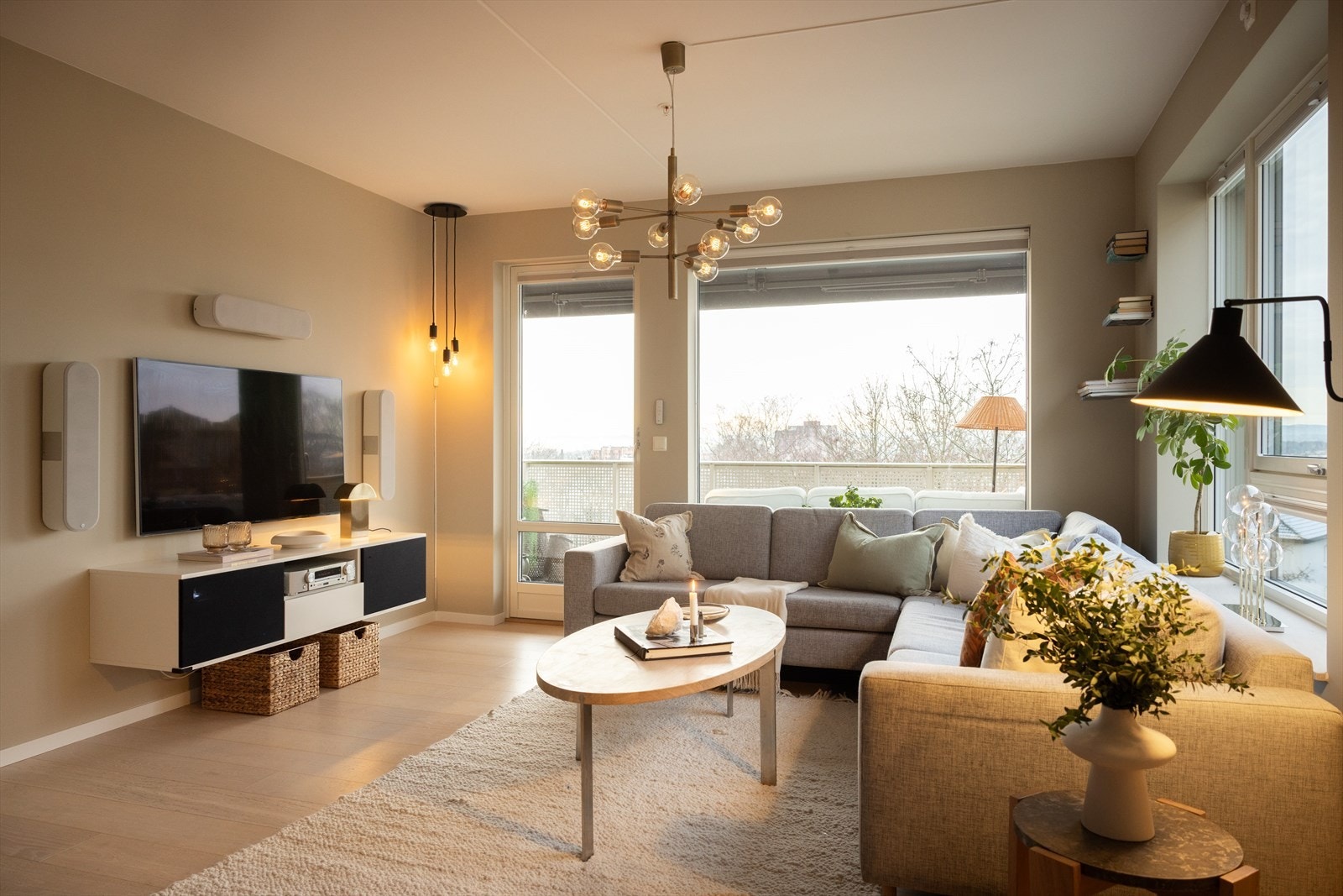 Stuen er lys og luftig med store vindusflater som sørger for rikelig med innslipp av naturlig lys. Galleribilde