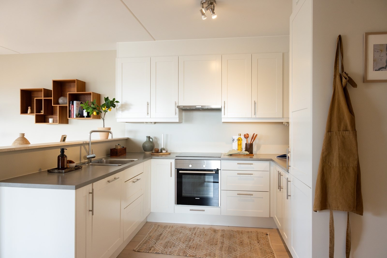 Videre er kjøkkenet utstyrt med integrert induksjonstopp, stekeovn, oppvaskmaskin og kjøl/fryseskap. Godt med skap- og benkeplass! Galleribilde