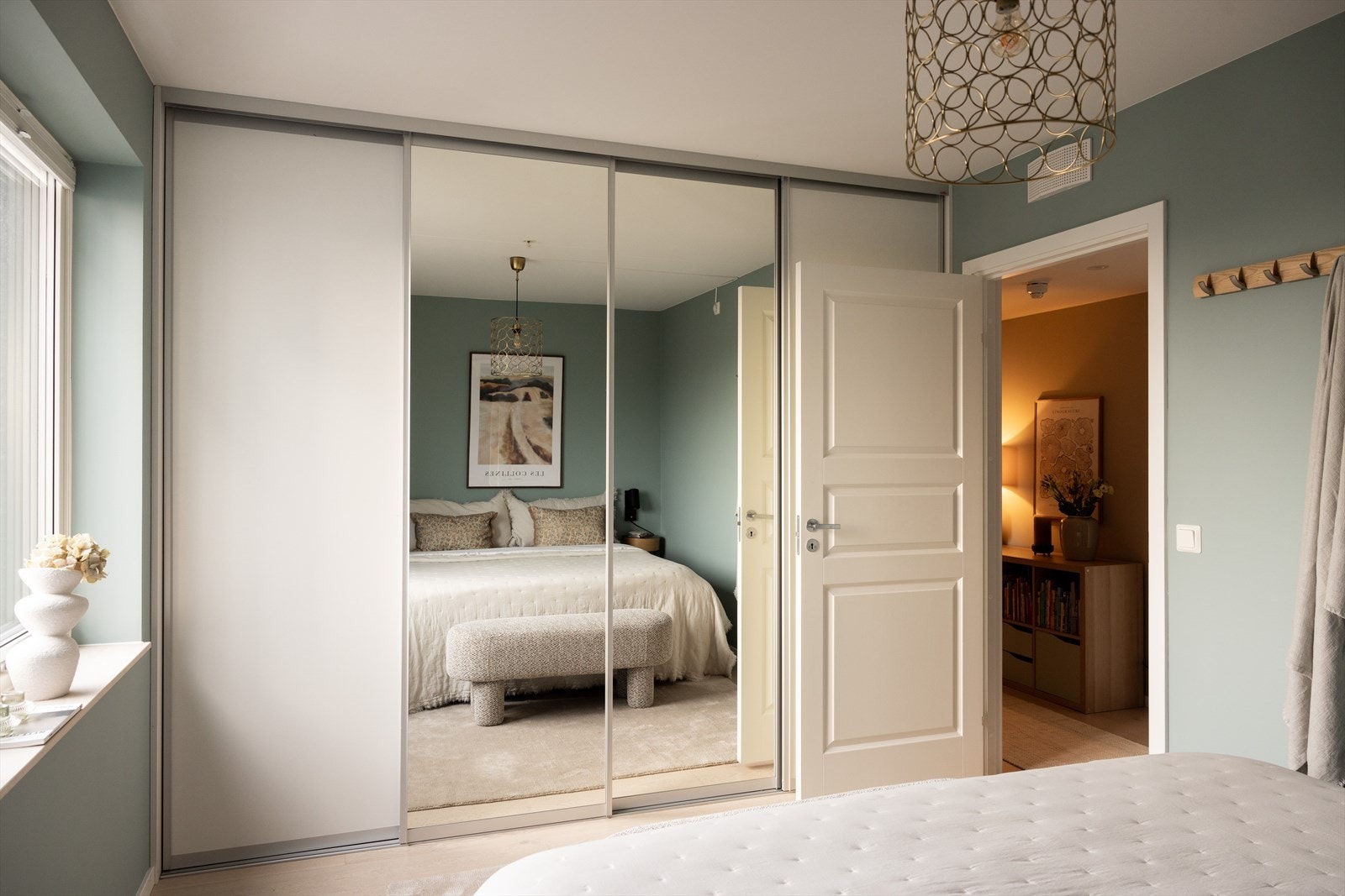 Videre er det gode oppbevaringsmuligheter i garderobeskapet. Galleribilde