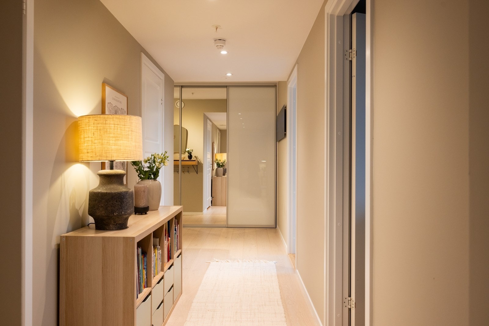 Lun og romslig soveromsgang. Galleribilde