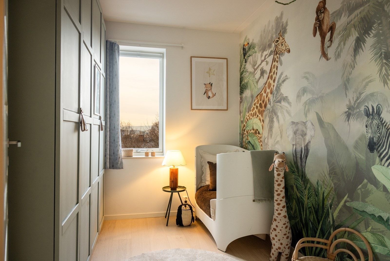 Soverom 2 - Dette soverommet er også av god størrelse med plass til seng og garderobe. Galleribilde