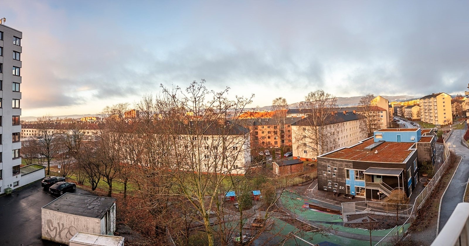 Selgers bilde: Panoramabilde tatt fra balkongen. Til høyre ser du barnehagen hvor beboerne har fortrinnsrett. Galleribilde
