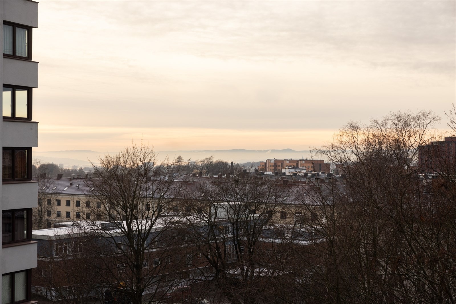 Luftig utsikt fra balkong. På sommerhalvåret er det er grønt og frodig. Galleribilde