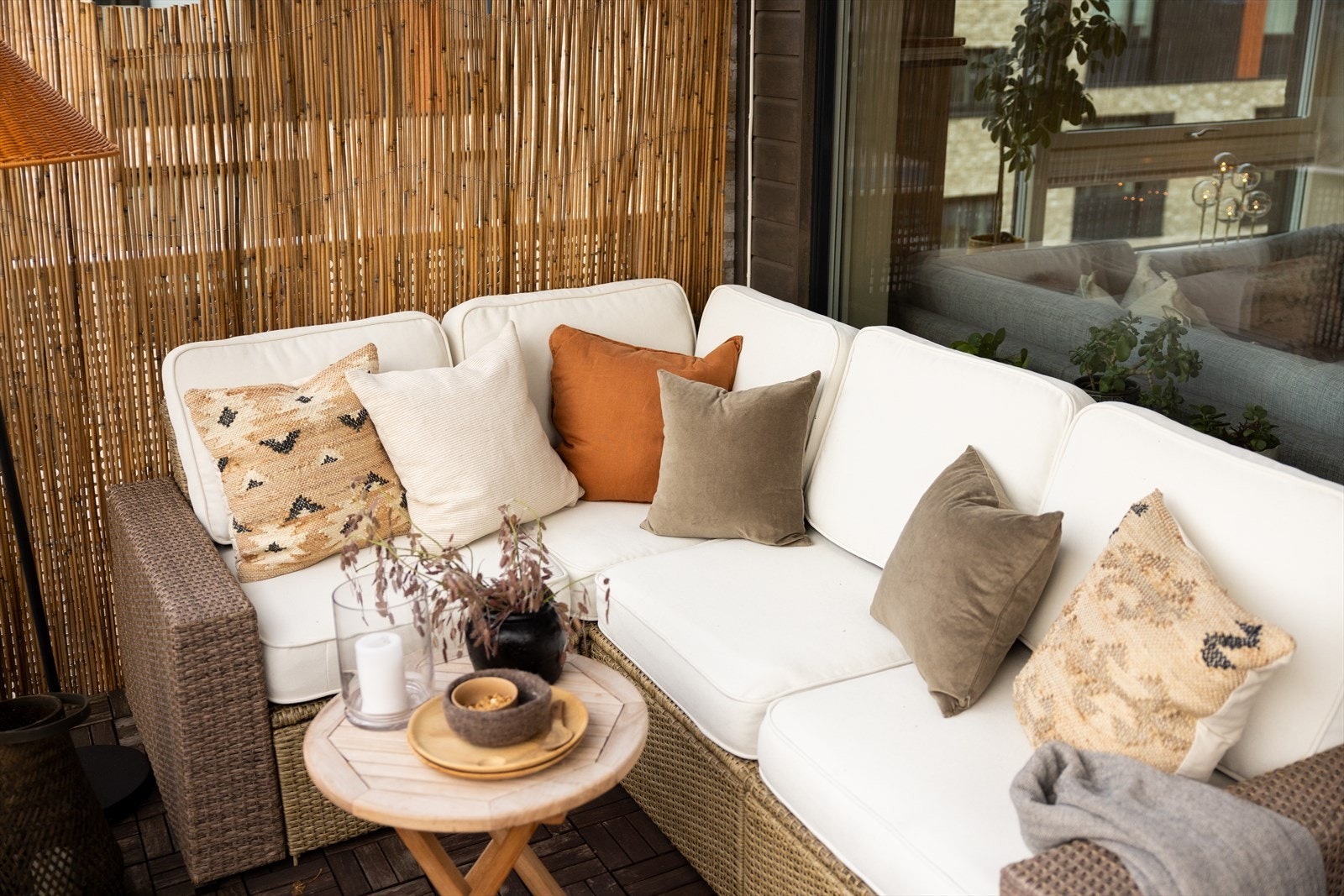 Her kan man ha hyggelige kveldstunder med familie og venner! Det er også installert motoriserte markiser på balkongen. Galleribilde