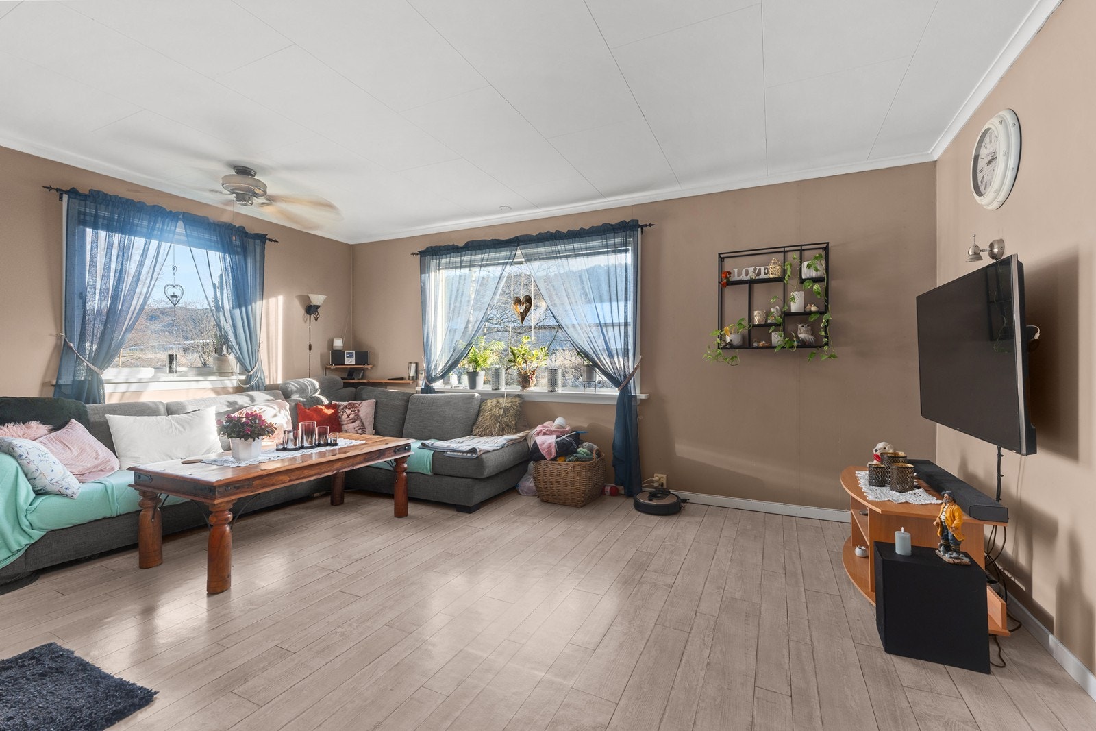 Malte vegger og laminat på gulvet. Galleribilde