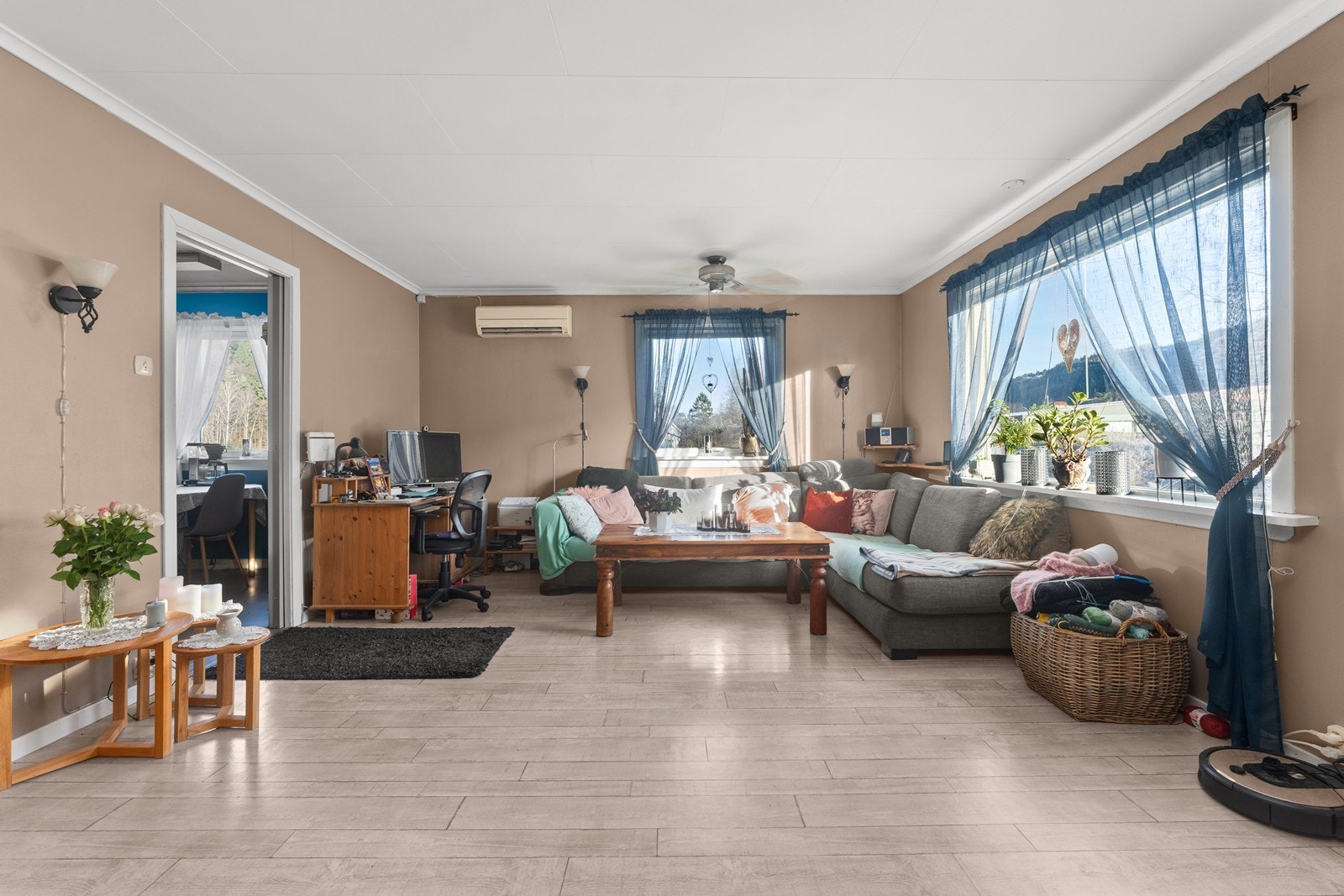 Stor stue med vedovn og varmepumpe. Galleribilde