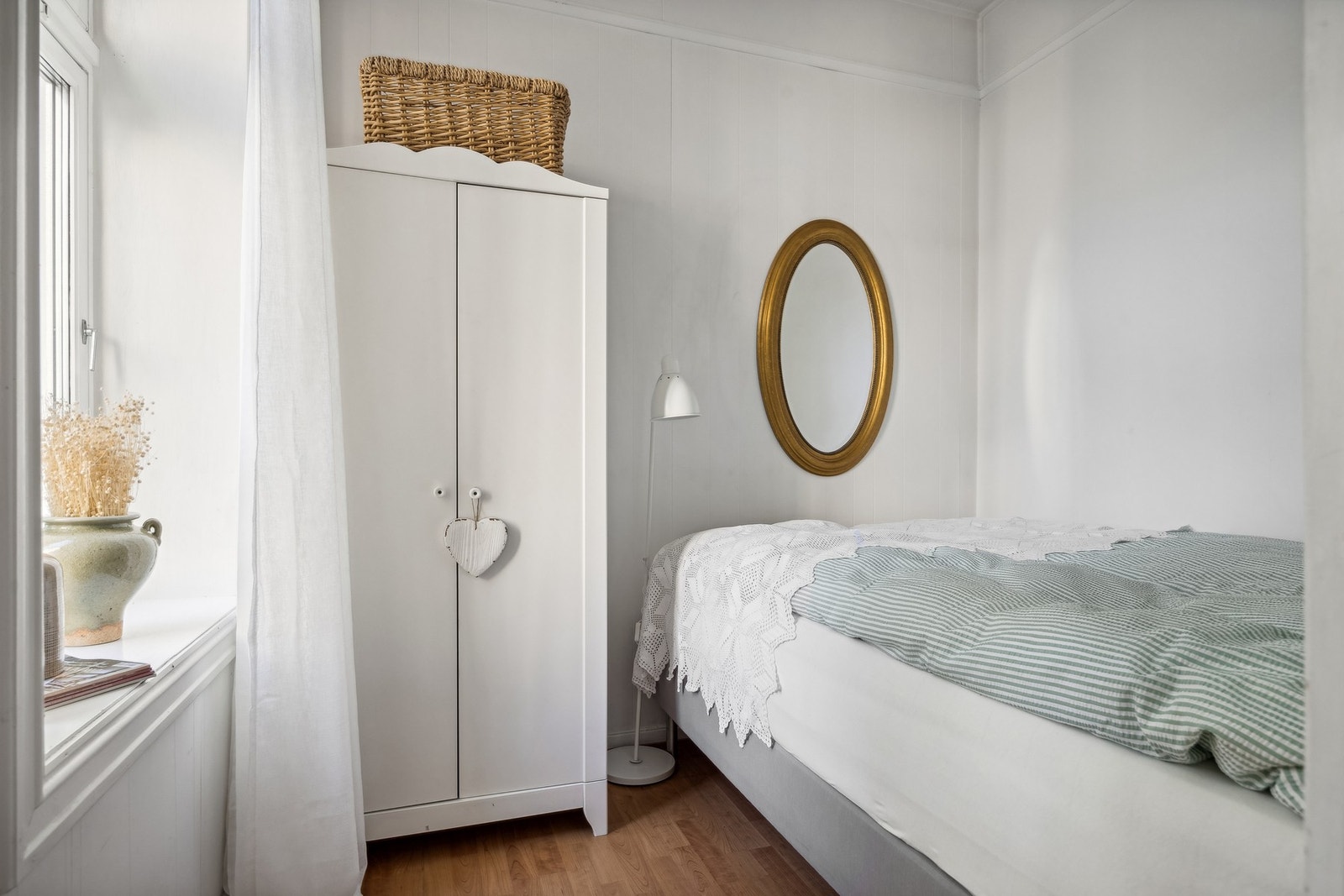 Romslig soverom med plass til dobbeltseng og skap. Soverommet ligger vendt mot rolig bakgård. Galleribilde