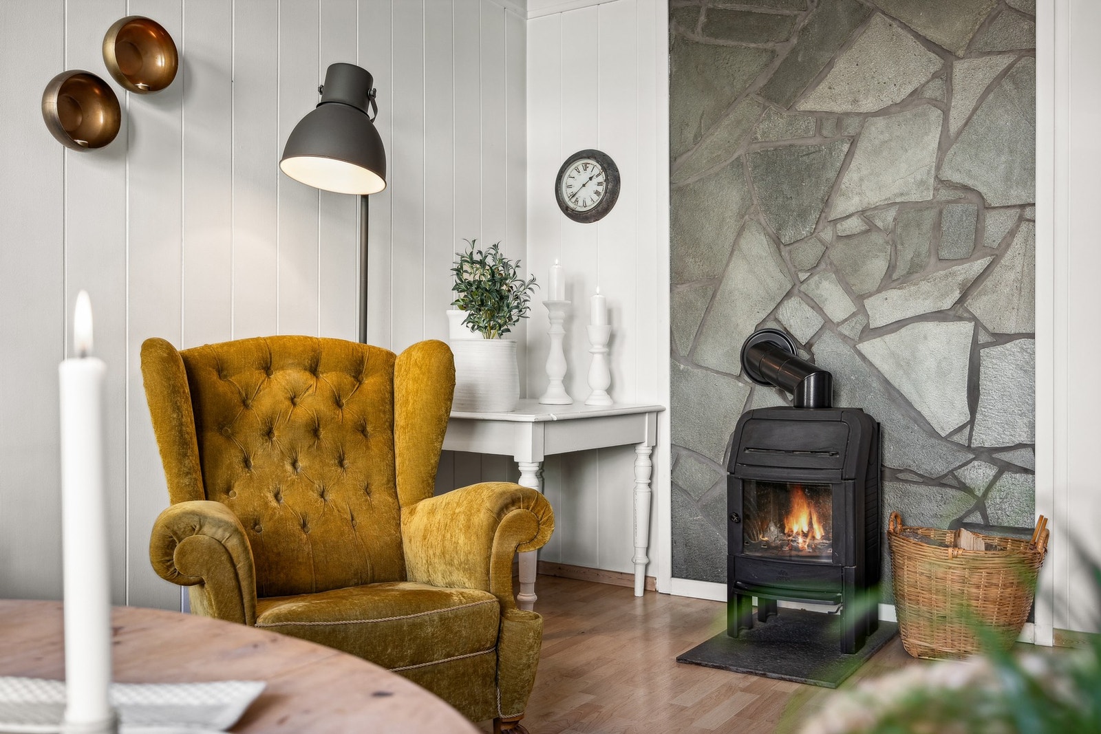 Leiligheten har to romslige stuer, hvor den ene har vedfyring. Galleribilde