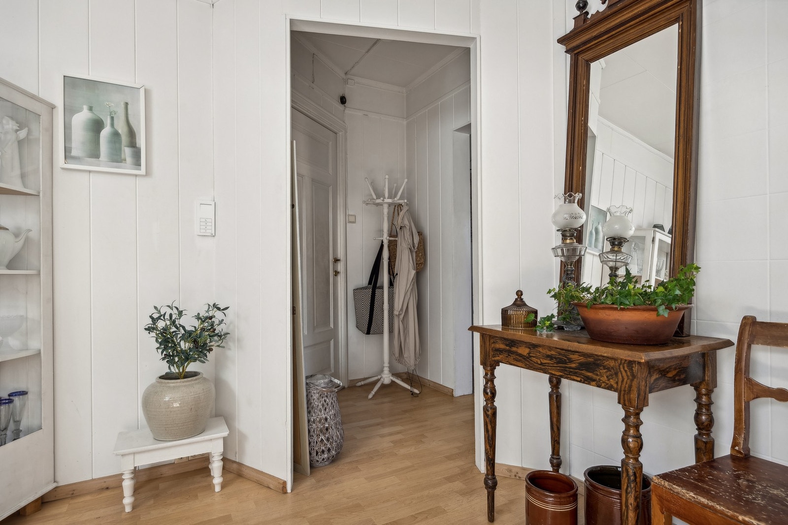 Leiligheten ligger i bygård oppført i Jugendstil bestående av 8 leiligheter. Galleribilde