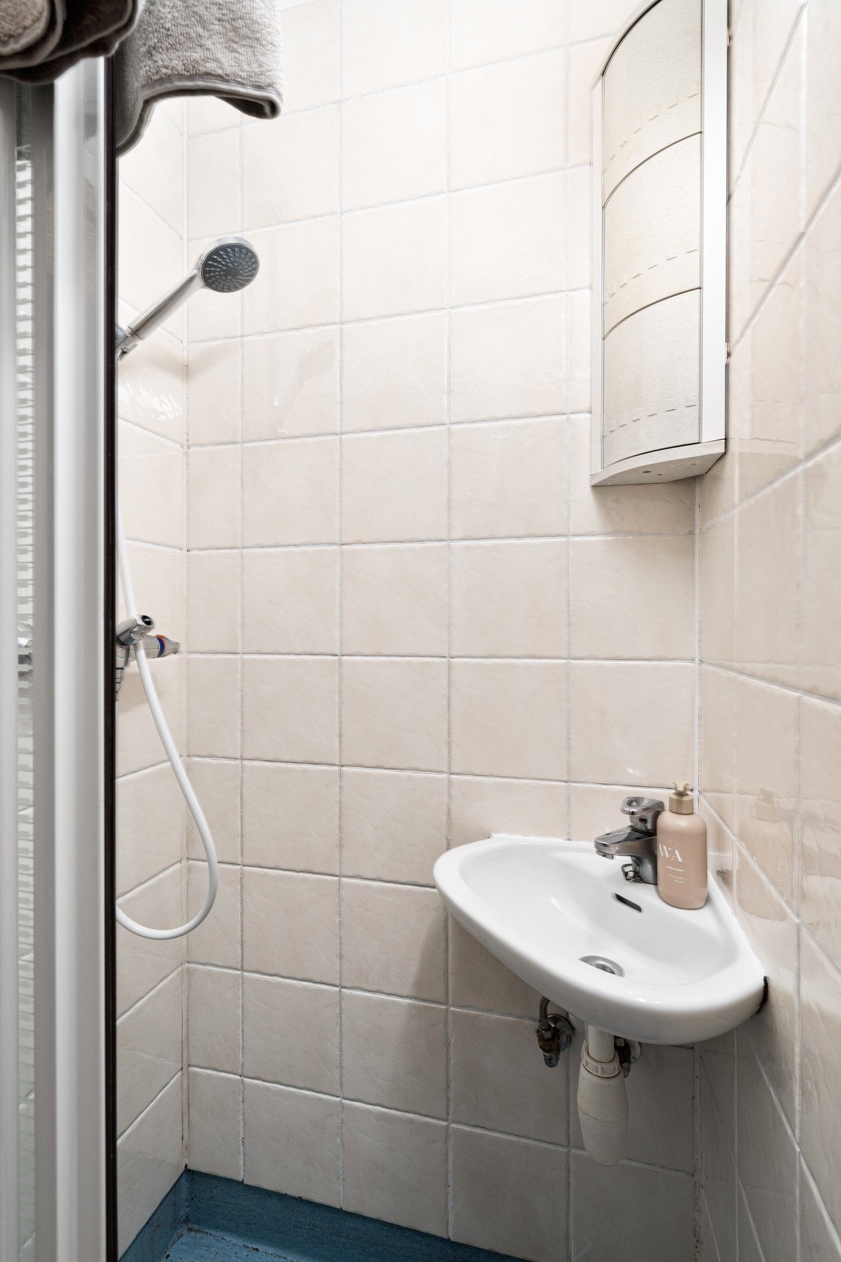 Det er etablert mekanisk avtrekk via bryter på vegg. Leiligheten har eget vaskerom i oppgangen. Galleribilde