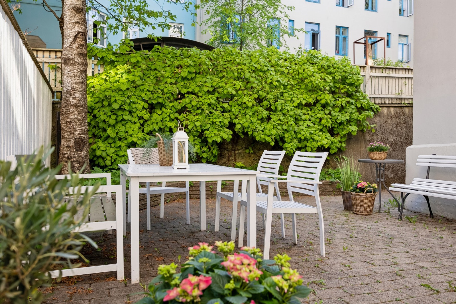 Borettslaget har en vakker felleshage med flere sittegrupper. En meget solrik og skjermet bakgård. Galleribilde