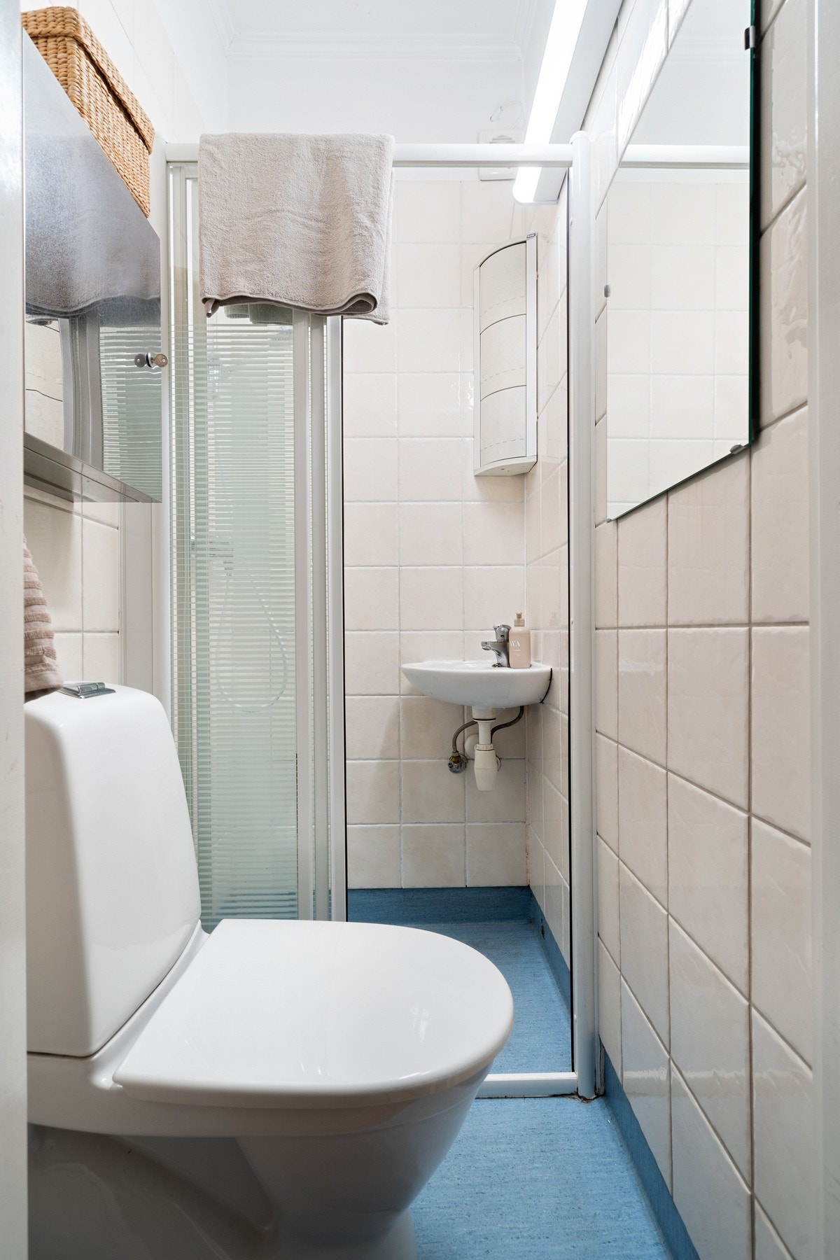 Bad med flis på vegg og belegg på gulv. Galleribilde