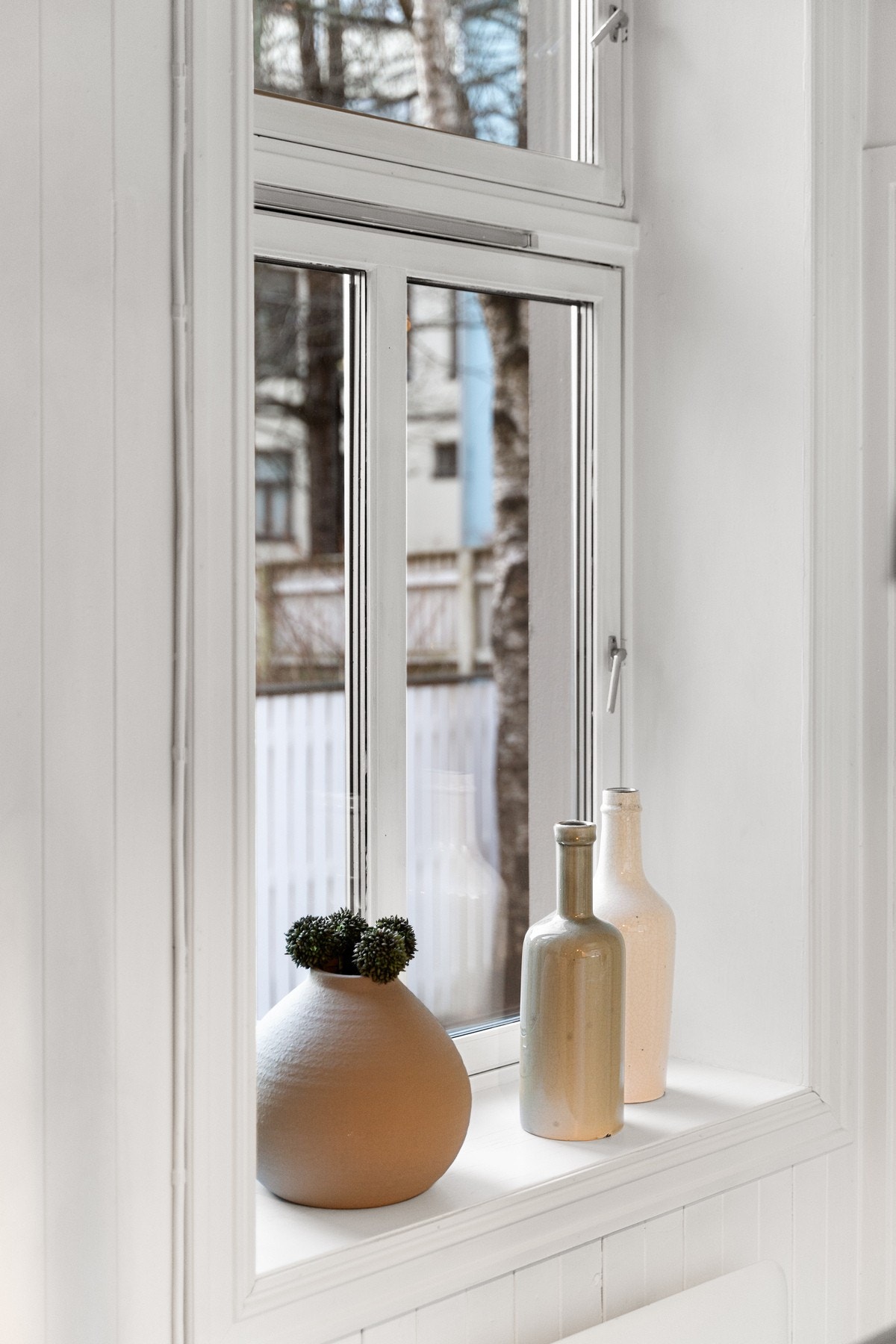 Fra leiligheten har man flott utsikt mot en idyllisk felleshage. Galleribilde