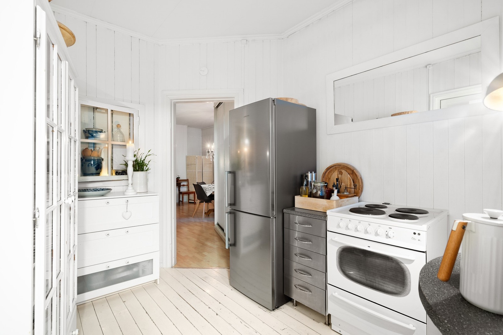 Fra spisestuen kommer man inn til et romslig kjøkken. Galleribilde