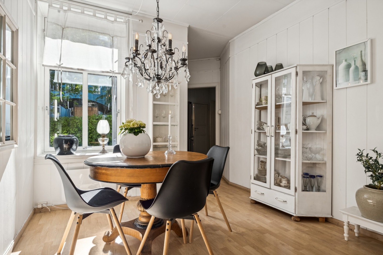 Det er store vindusflater og god takhøyde. Her kan man etablere et ekstra soverom om ønskelig. Galleribilde