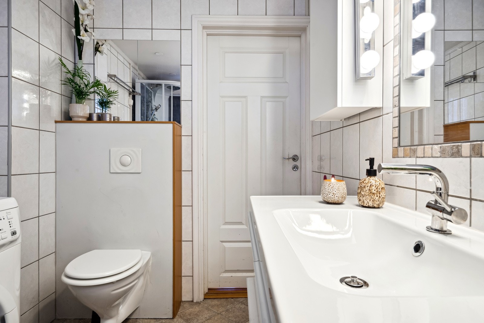 Badet ligger i tilknyttning til entrèen, og måler 5 kvm. Galleribilde