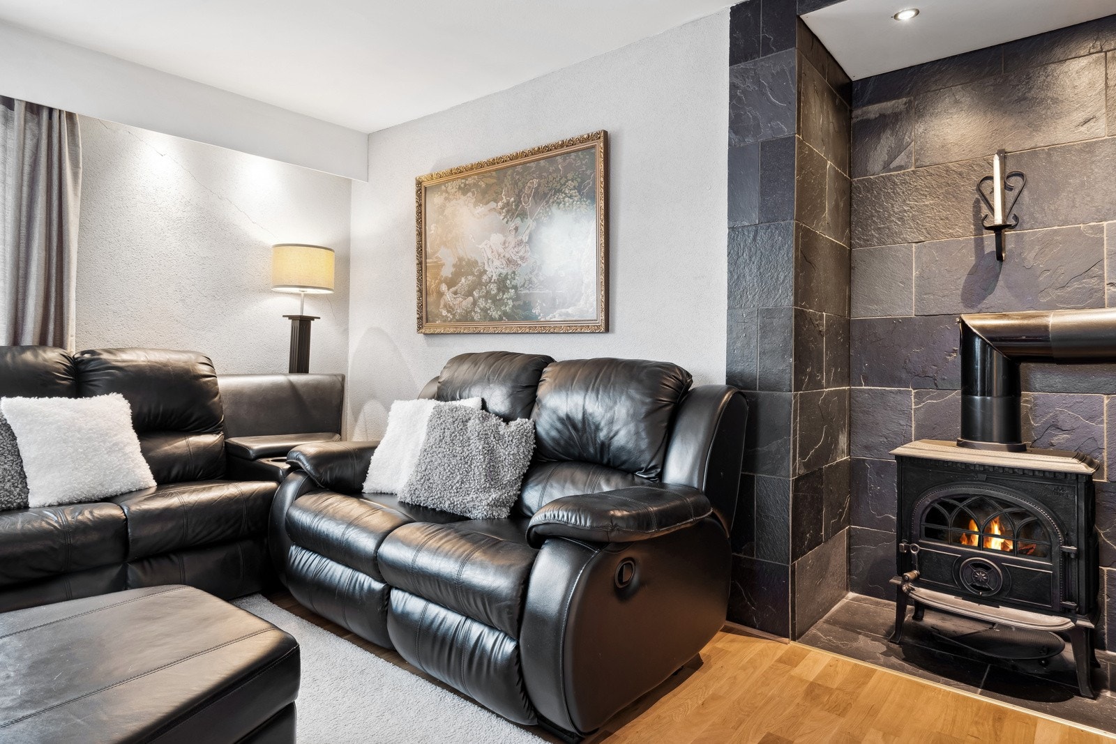 Stuen har peis som sørger for lun atmosfære året rundt. Galleribilde