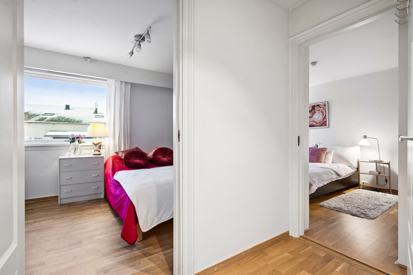 Soverommene er praktisk plassert i leiligheten, og ligger i tilknyttning til entrè og gang. Galleribilde