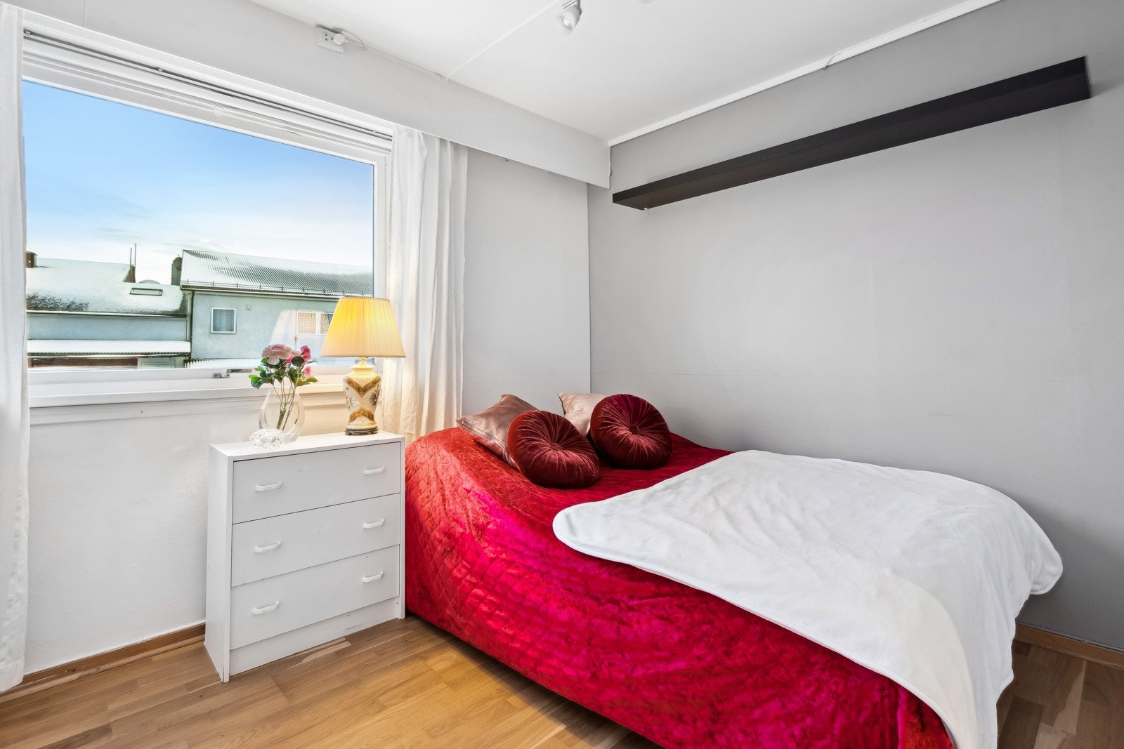 De to andre soverommene er noe mindre og passer ypperlig som barnerom, kontor eller gjesterom. Dette rommet måler 8 kvm. Galleribilde