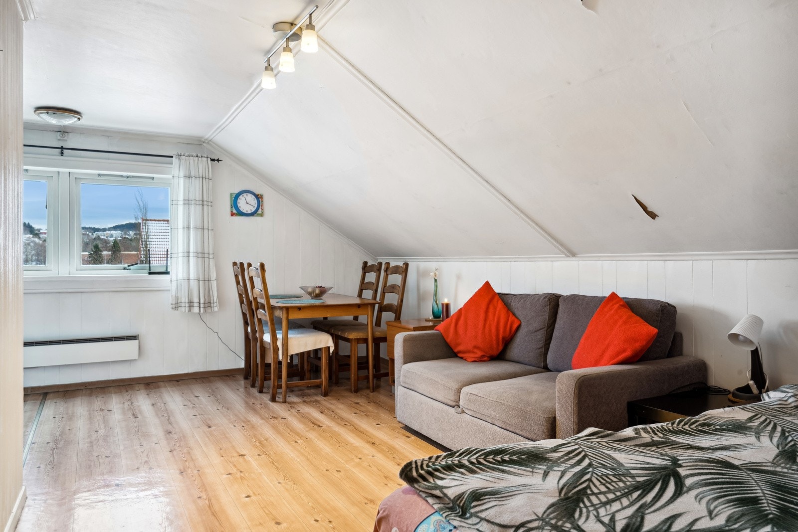 I tillegg til 2. etasje disponerer leiligheten en hybelleilighet som blir brukt til utleie. Galleribilde