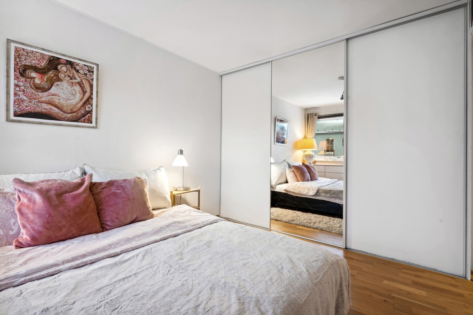 Hovedsoverom på hele 12 kvm. og har et stort medfølgende garderobeskap. Galleribilde