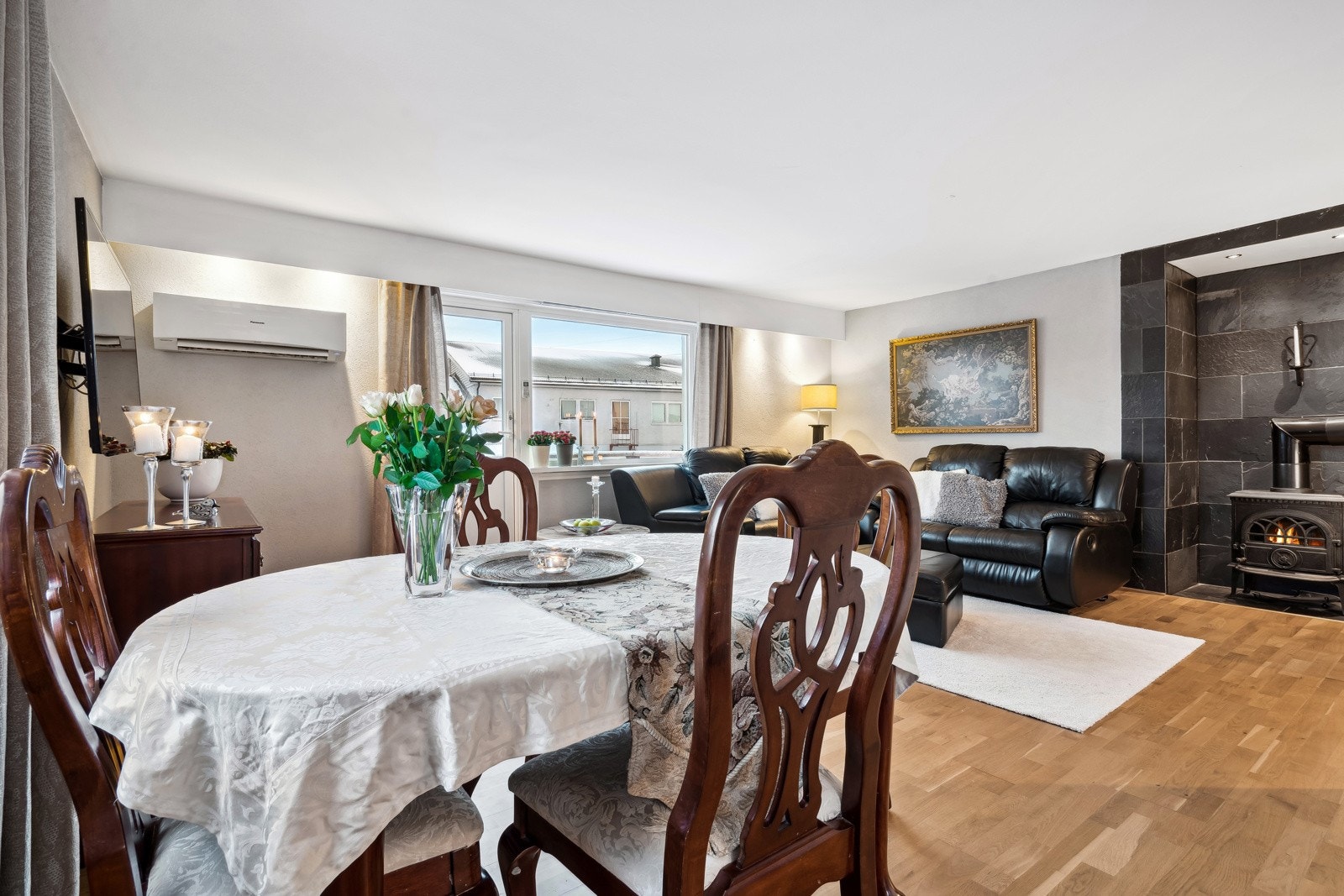 Mellom stuen og kjøkkenet finner spisegruppen sin naturlige plass. Galleribilde