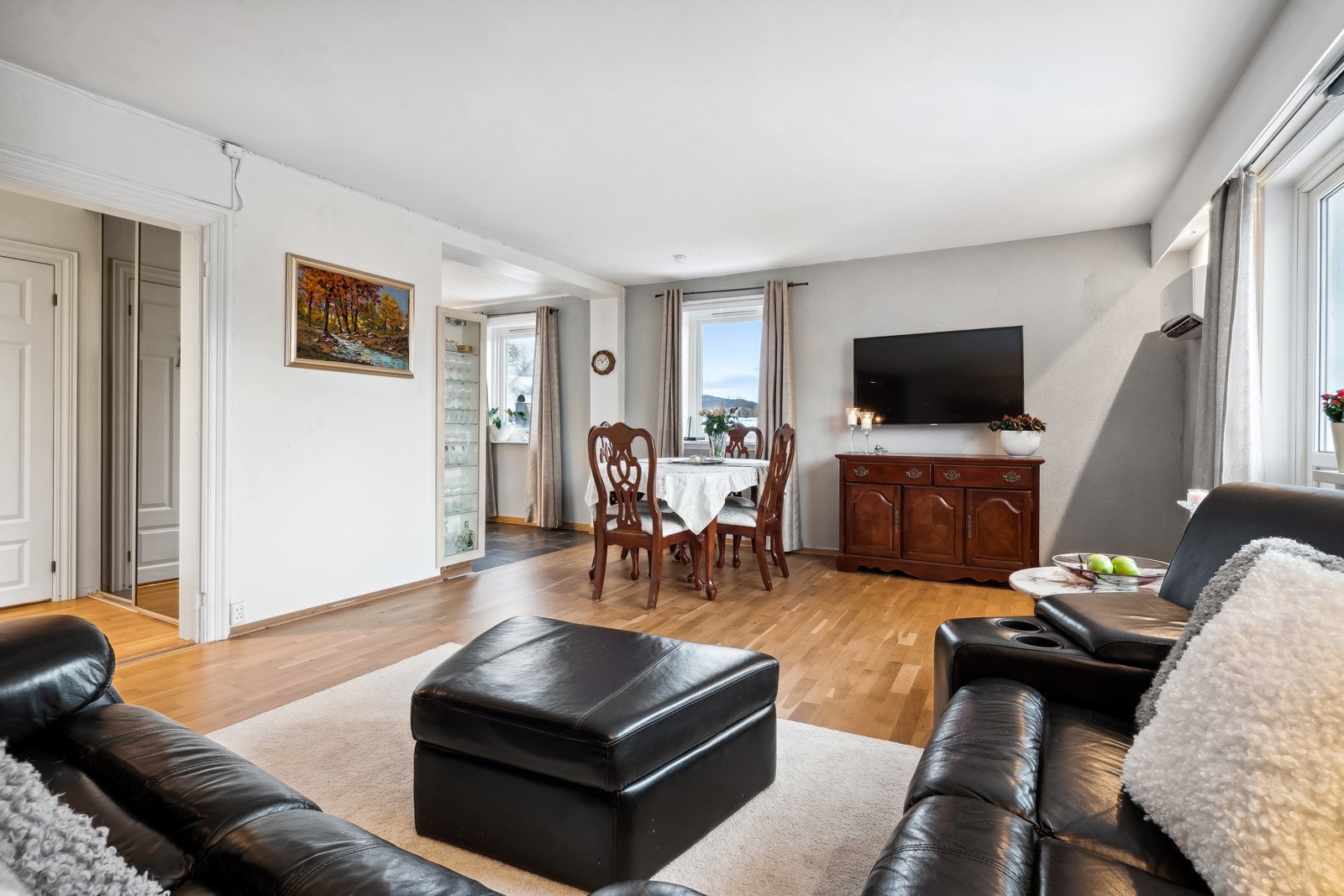 I tillegg har leiligheten bruksrett til en hybelleilighet på loftet som blir brukt til utleie. Galleribilde