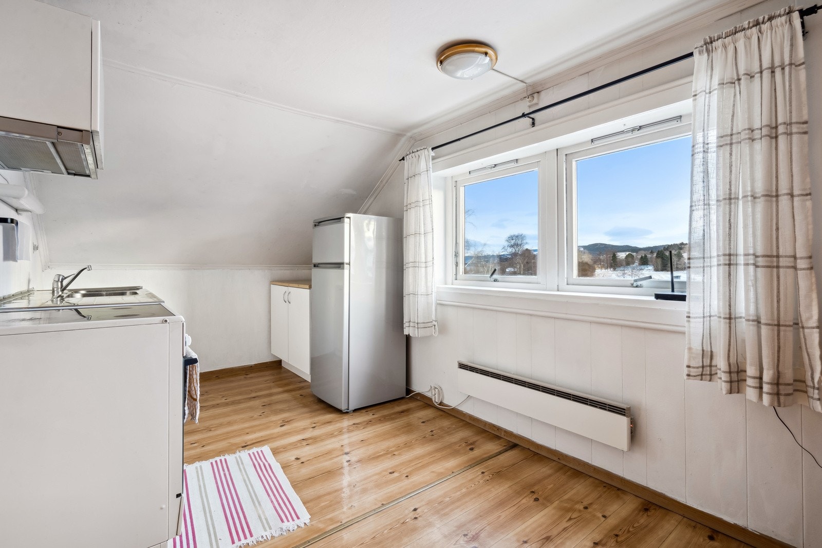 Hybelen består av stue, kjøkken, bad og sovealkove. Galleribilde