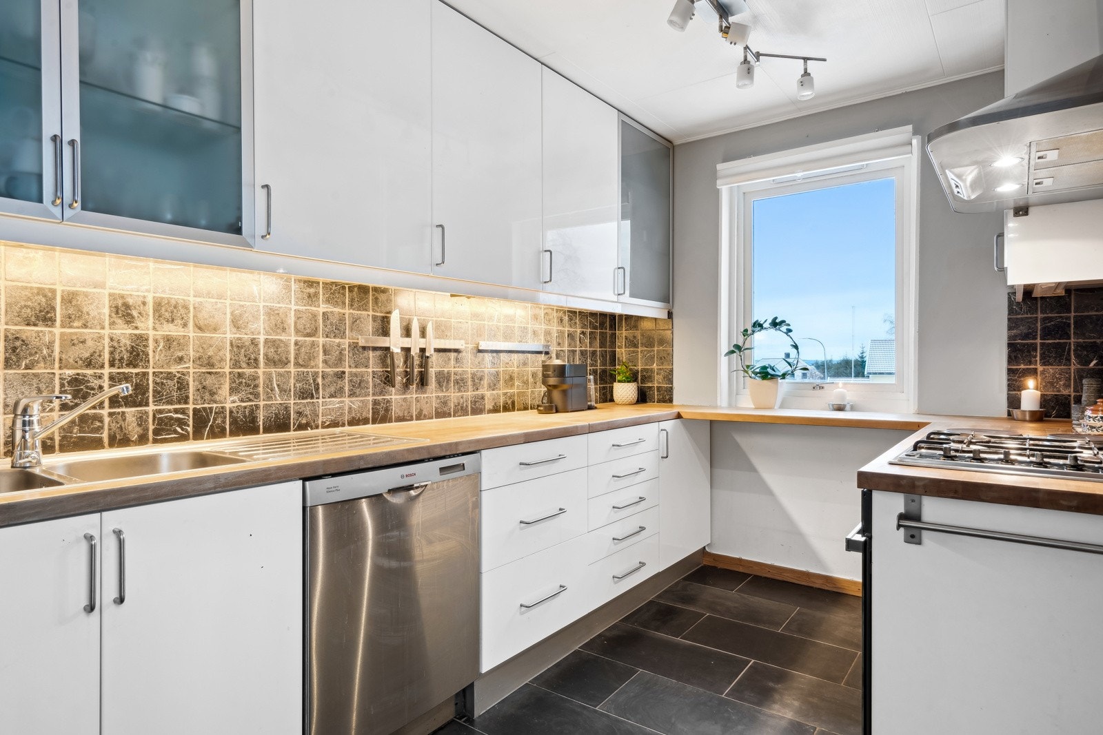 Kjøkkenet er godt vedlikeholdt og har fått TG1 på overfalter, ventilasjon og avtrekk samt innredning. Galleribilde