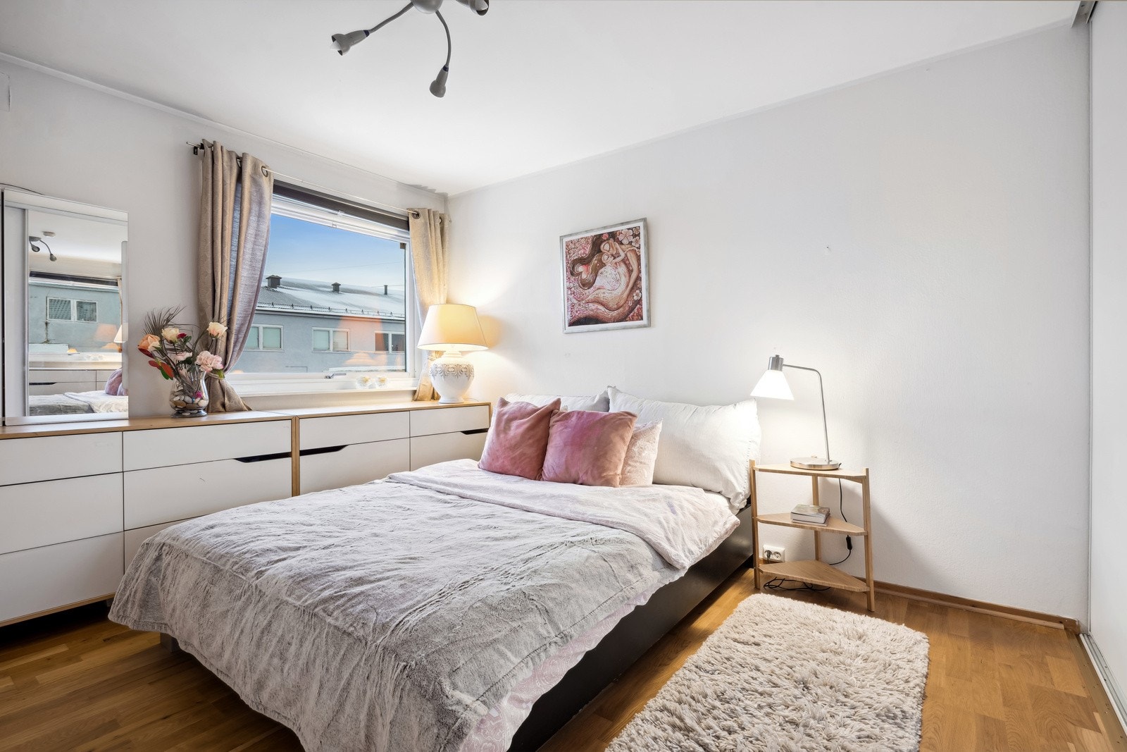 Her er det god plass til å innrede med dobbeltseng, pult og annet møblement. Galleribilde