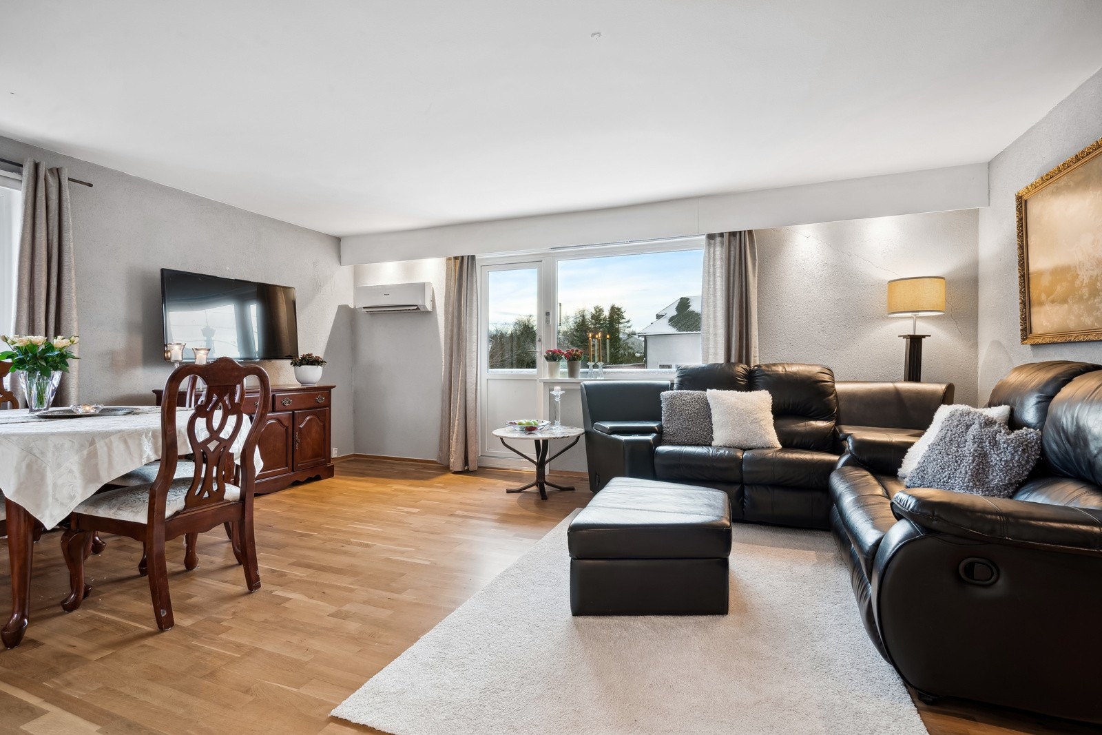 Denne selveierleiligheten ligger i andre etasje og har tre soverom, bad, stue, kjøkken og balkong. Galleribilde