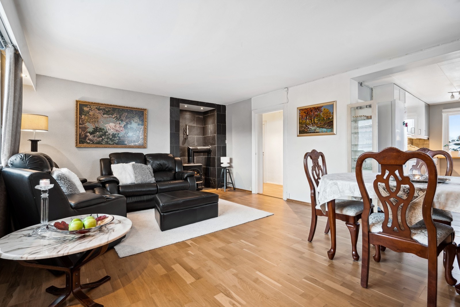 Stuen er romslig med lyse overfalter, parkett og godt med lysinnslipp. Galleribilde