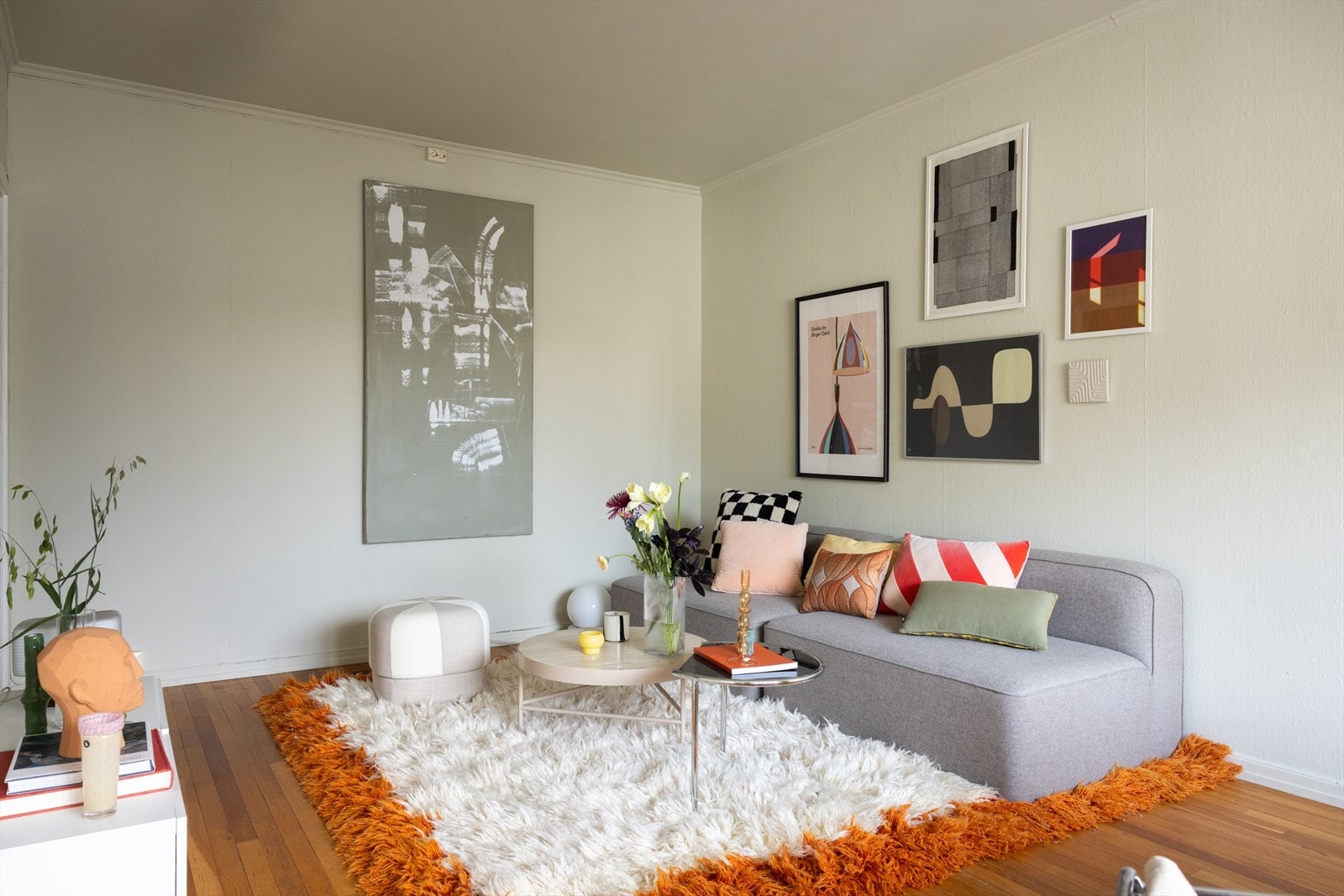 Stor stue med god plass til sofa, tv og annet ønsket møblement. Fiber er innlagt. Galleribilde
